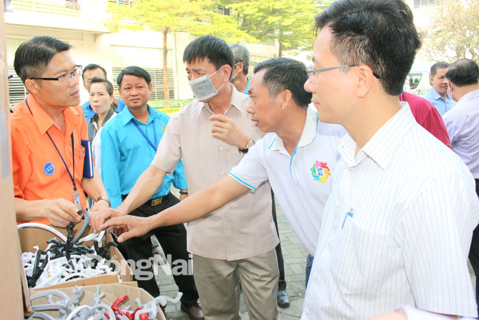 Đoàn công tác của Trung ương và tỉnh kiểm tra rác thải rắn tại Công ty TNHH Pouchen Việt Nam (P.Hóa An, TP.Biên Hòa). Ảnh: H.LỘC