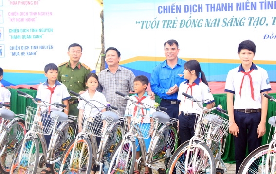 Đại diện Tỉnh đoàn và các đại biểu tặng xe đạp cho học sinh có hoàn cảnh khó khăn