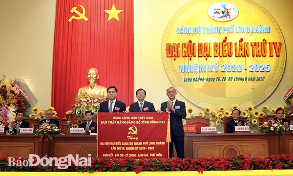 Đồng chí Nguyễn Phú Cường, Ủy viên Trung ương Đảng, Bí thư Tỉnh ủy, Chủ tịch HĐND tỉnh trao bức trướng của Ban TVTU cho Đảng bộ TP.Long Khánh