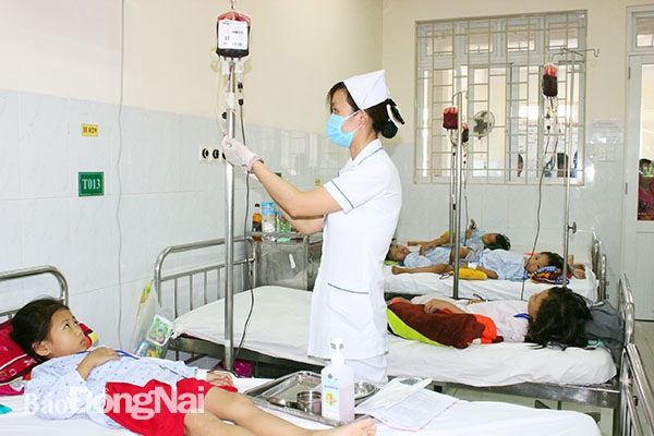 Các bệnh nhi bị bệnh tan máu bẩm sinh điều trị lâu dài tại Bệnh viện Nhi đồng Đồng Nai được bảo hiểm y tế chi trả. Ảnh: H.DUNG