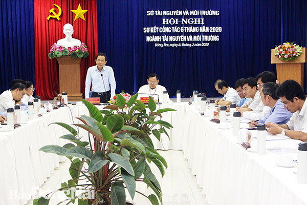 Phó chủ tịch UBND tỉnh Võ Văn Chánh phát biểu ý kiến tại hội nghị