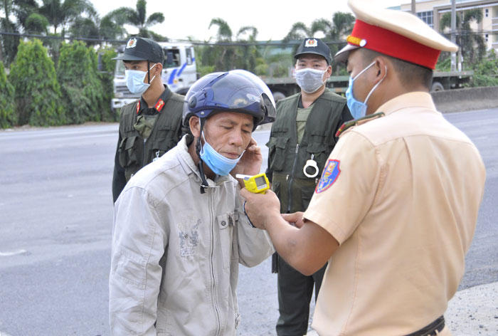 Lực lượng cảnh sát giao thông kiểm tra nồng độ cồn đối với người điều khiển xe máy lưu thông trên quốc lộ 51, đoạn qua TP.Biên Hòa