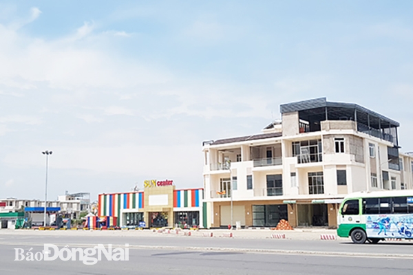 Việc phát triển thêm khu vực đô thị mới ở phía Nam sẽ giúp giảm tải các áp lực đối với khu vực đô thị trung tâm Biên Hòa. Trong ảnh: Một khu dân cư mới tại P.Tam Phước (TP.Biên Hòa). Ảnh: L.VĂN