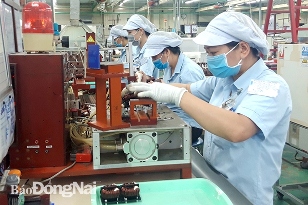 Công nhân Công ty TNHH Tokin Electronics Việt Nam (Khu công nghiệp Long Bình, TP.Biên Hòa) trong giờ sản xuất