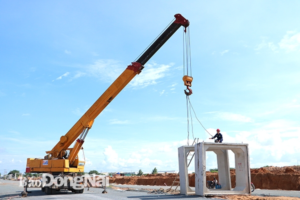 Vận chuyển cống hộp lắp đặt cho hệ thống thoát nước một tuyến đường nội bộ trong khu tái định cư Lộc An- Bình Sơn.