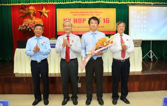 tặng hoa chúc mừng giám đốc Sở Tài chính Đỗ Khôi Nguyên được bầu thành viên UBND tỉnh nhiệm kỳ 2016-2021. (ảnh: Công Nghĩa)