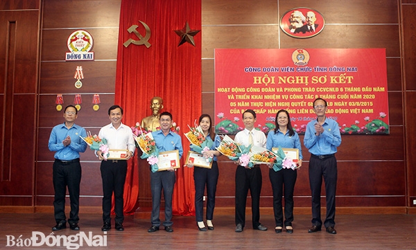 Phó chủ tịch thường trực LĐLĐ tỉnh Nông Văn Dũng và Chủ tịch Công đoàn Viên chức tỉnh Phạm Văn Chiến trao kỷ niệm chương vì sự nghiệp xây dựng tổ chức Công đoàn cho các cá nhân tiêu biểu. 