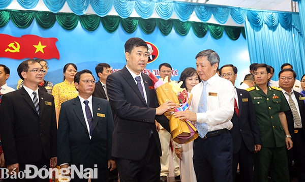Phó bí thư thường trực Tỉnh ủy Hồ Thanh Sơn tặng hoa chúc mừng Bí thư Huyện ủy khóa VII Viên Hồng Tiến