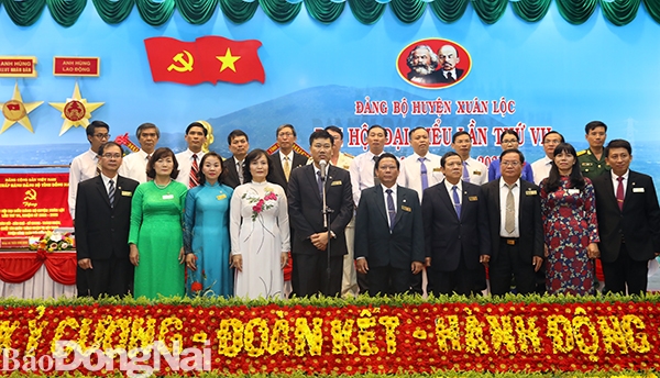 Đoàn đại biểu Đảng bộ huyện Xuân Lộc đi dự Đại hội đại biểu Đảng bộ tỉnh lần XI ra mắt đại hội