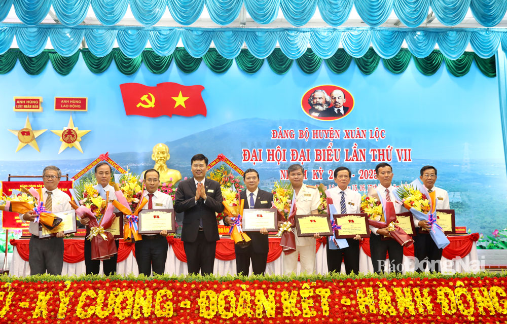 Bí thư Huyện ủy Xuân Lộc (khoá VII) Viên Hồng Tiến tặng bảng tri ân cho các đại biểu thôi tham gia cấp ủy khóa mới 