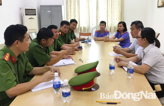 Đại tá Nguyễn Ngọc Quang, Phó Giám đốc, Thủ trưởng Cơ quan Cảnh sát điều tra Công an tỉnh Đồng Nai cùng các phòng nghiệp vụ Công an tỉnh và VKSND tỉnh làm việc với lãnh đạo Công ty TNHH Shing Mark Vina 