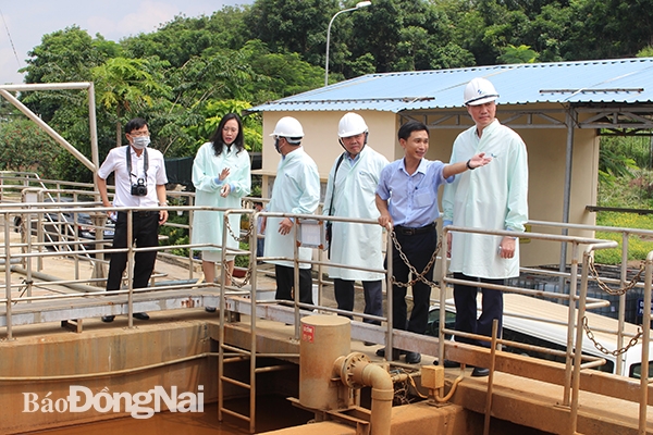 Đoàn giám sát Trung ương MTTQ Việt Nam thăm quan quy trình xử lý nước thải tại Khu xử lý chất thải xã Quang Trung, H.Thống Nhất