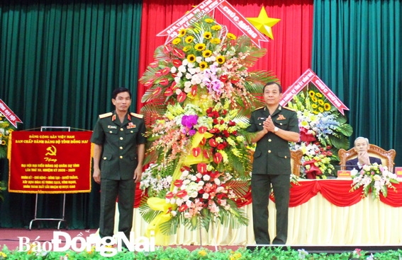 Thiếu tướng Đặng Văn Hùng, Phó tư lệnh, Tham mưu trưởng Quân khu tặng hoa chúc mừng đại hội