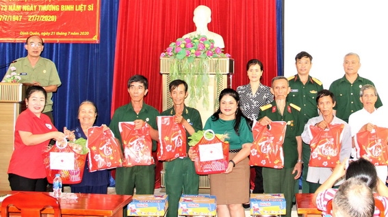 Người có công, gia đình chính sách là Hội viên Hội Hữu nghị Việt Nam - Campuchia đang sinh sống tại H.Định Quán nhận quà do Hội Chữ thập đỏ tỉnh trao tặng