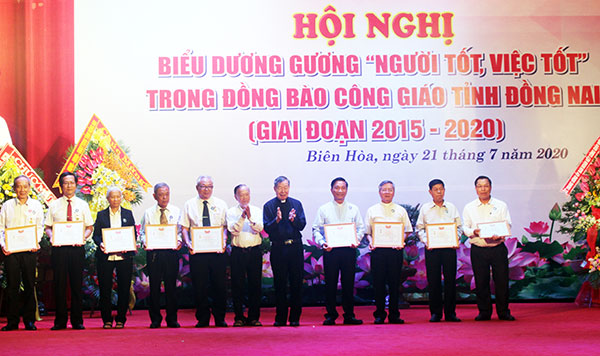 Ủy ban Đoàn kết Công giáo Việt Nam trao kỷ niệm chương “Đồng hành cùng dân tộc” cho các cá nhân xuất sắc 