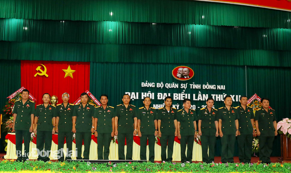 Ban Chấp hành Đảng bộ Quân sự tỉnh nhiệm kỳ 2020 - 2025 ra mắt tại Đại hội. (Ảnh: Huy Anh)