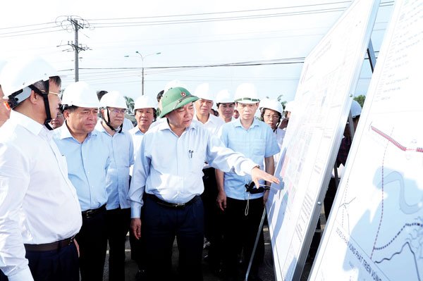 Thủ tướng Chính phủ Nguyễn Xuân Phúc xem bản đồ quy hoạch sử dụng đất khu tái định cư Lộc An - Bình Sơn (H.Long Thành)