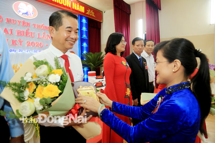 Bí thư Huyện ủy Bùi Thị Bích Thủy tặng hoa tri ân đồng chí Thái Bảo, Ủy viên Ban TVTU, Trưởng ban Tuyên giáo Tỉnh ủy, nguyên Bí thư Huyện ủy Thống Nhất khoá XI