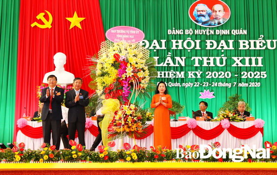 Phó bí thư thường trực Tỉnh ủy Hồ Thanh Sơn tặng hoa chúc mừng Đại hội