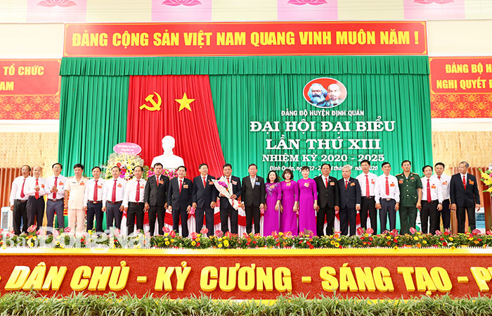 Đoàn đại biểu huyện Định Quán đi dự Đại biểu Đảng bộ tỉnh khóa XI ra mắt đại hội