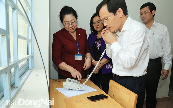 ục trưởng Cục Khảo thí kiểm định chất lượng giáo dục Mai Văn Chinh kiểm tra đường dây điện thoại nội bộ tại điểm in sao đề thi