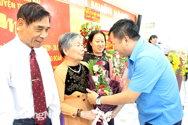 Phó chủ tịch LĐLĐ tỉnh Tăng Quốc Lập tặng quà cho các cựu cán bộ công đoàn qua các thời kỳ