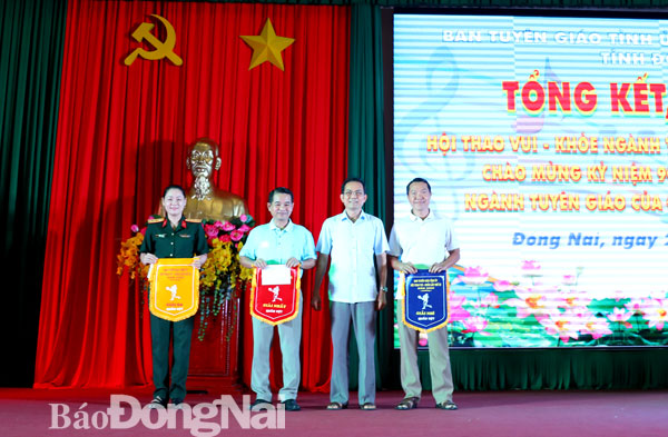 Đồng chí Võ Văn Chánh, Phó chủ tịch UBND tỉnh trao giải cho các đơn vị giành giải nhất, nhì, ba môn quần vợt