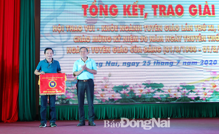 Phó trưởng ban Tuyên giáo Tỉnh ủy Phạm Tấn Linh trao cờ cho BTG Thành ủy Biên Hòa - địa phương đăng cai hội thao lần thứ XII