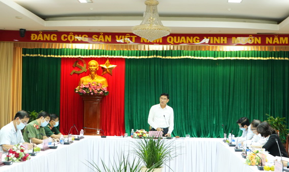 Phó chủ tịch UBND tỉnh Trần Văn Vĩnh phát biểu chỉ đạo tại buổi làm việc