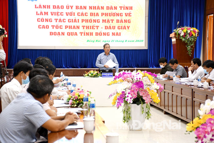  Phó chủ tịch UBND tỉnh Nguyễn Quốc Hùng phát biểu chỉ đạo tại buổi làm việc. 