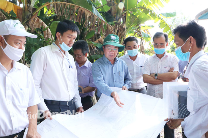 Phó chủ tịch UBND tỉnh Nguyễn Quốc Hùng xem xét bản đồ thu hồi đất trên địa bàn xã Lộ 25, H.Thống Nhất. 