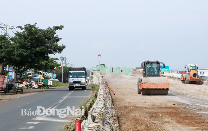 Thúc đẩy đầu tư công được coi là giải pháp tạo động lực tăng trưởng cho kinh tế. Trong ảnh: Thi công dự án cầu vượt Dầu Giây (H.Thống Nhất)