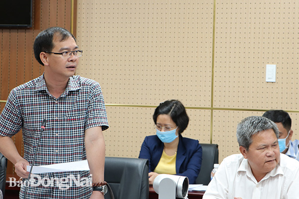 Đại diện Sở TN-MT báo cáo tiến độ công tác giải phóng mặt bằng các dự án tại buổi làm việc