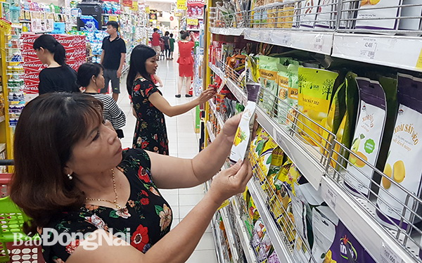 Nhiều doanh nghiệp Việt ngày càng quan tâm tới vấn đề phát triển thương hiệu, bộ nhận diện dành cho sản phẩm Trong ảnh: Người tiêu dùng chọn mua các sản phẩm hàng Việt Nam tại một siêu thị ở TP.Biên Hòa. Ảnh:H. Quân
