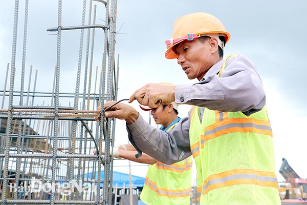 Công nhân thi công trên công trường xây dựng hạ tầng khu tái định cư Lộc An - Bình Sơn (H.Long Thành)