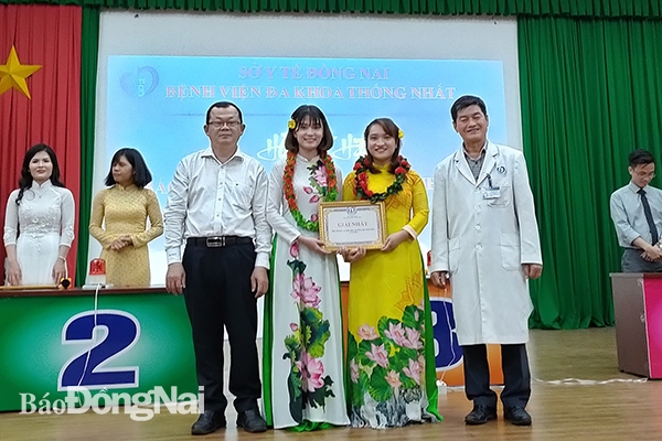 Đại diện Sở Y tế và lãnh đạo Bệnh viện Đa khoa Thống Nhất tặng giải nhất cho 2 thí sinh.