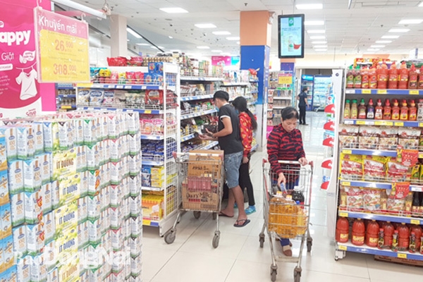 Nhiều chương trình khuyến mãi được các siêu thị áp dụng nhằm kích cầu tiêu dùng sau thời gian bị ảnh hưởng bởi dịch Covid-19. Trong ảnh: Người dân chọn mua các sản phẩm hàng hóa tại một siêu thị ở TP.Biên Hòa. Ảnh:L. Phương