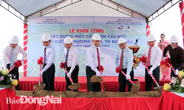 Các đại biểu thực hiện nghi thức khởi công xây dựng cầu Vàm Cái Sứt