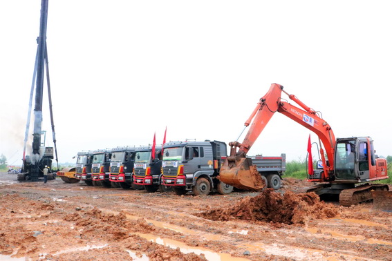 Các phương tiện thi công cơ giới thực hiện nghi thức khởi công công trình