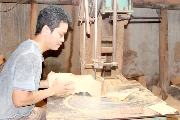 Sản xuất mộc mỹ nghệ tại P.Tân Hòa, TP.Biên Hòa. Ảnh: B.Mai