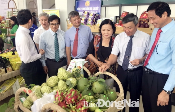 Lãnh đạo tỉnh thăm khu  trưng bày nông sản Đồng Nai tại Hội Nông dân tỉnh 1