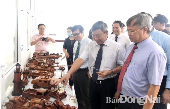 Lành đạo tỉnh thăm khu trưng bày các sản phẩm OCOP Đồng Nai
