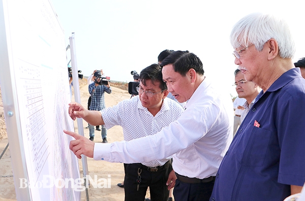 Đoàn đại biểu Quốc hội tỉnh giám sát dự án Khu tái định cư Lộc An - Bình Sơn. Ảnh: Hoàng Lộc