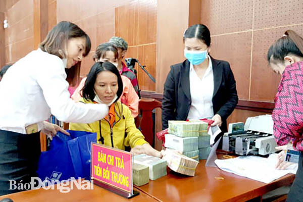 Trao tiền đền bù, hỗ trợ cho người dân vào ngày 30-9-2020