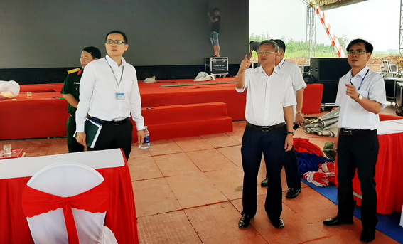 Chủ tịch UBND tỉnh thị sát khu vực thi công chuẩn bị cho buổi lễ (Ảnh: Chí Tài)