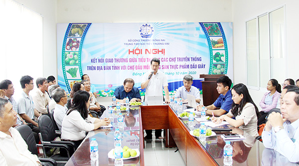 Đại diện Sở Công thương giải đáp một số ý kiến của các HTX, nông dân, tiểu thương tại hội nghị