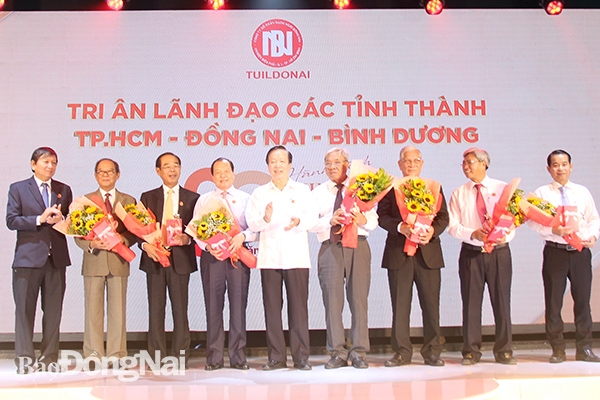 Lãnh đạo của Tuildonai tặng hoa và kỷ niệm chương tri ân các lãnh đạo, nguyên lãnh đạo của những địa phương mà công ty đặt trụ sở, nhà máy sản xuất.