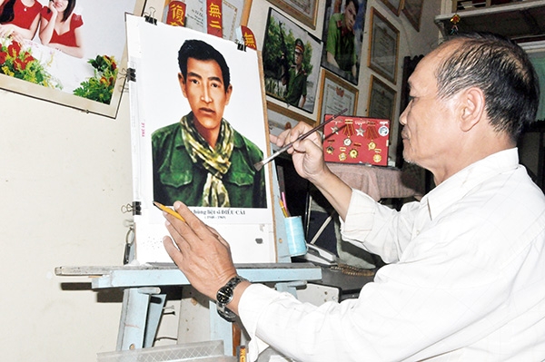 Họa sĩ Võ Tấn Thành lúc phục dựng chân dung anh hùng Điểu Cải vào năm 2014
