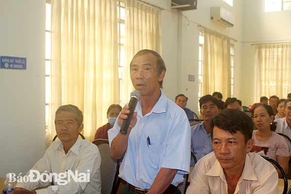 Cử tri phát biểu ý kiến tại buổi tiếp xúc cử tri