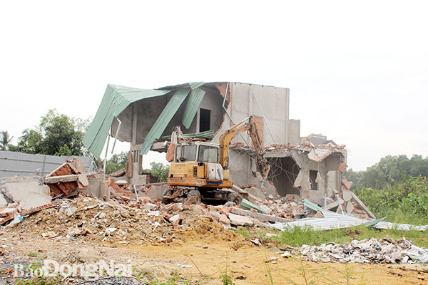 Hiện nay, chưa áp dụng biện pháp ngưng cung cấp điện, nước để xử lý vi phạm hành chính. Trong ảnh: Một căn nhà xây dựng trái phép trên đất nuôi trồng thủy sản tại P.Tân Vạn (TP.Biên Hòa) bị cưỡng chế. Ảnh: Khắc Thiết